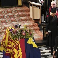 El Rey Carlos y la Reina Camilla ante el féretro de la Reina Isabel II en Windsor