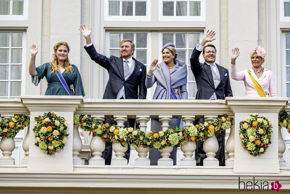 Amalia de Holanda en el Prinsjesdag con sus padres y sus tíos saludando