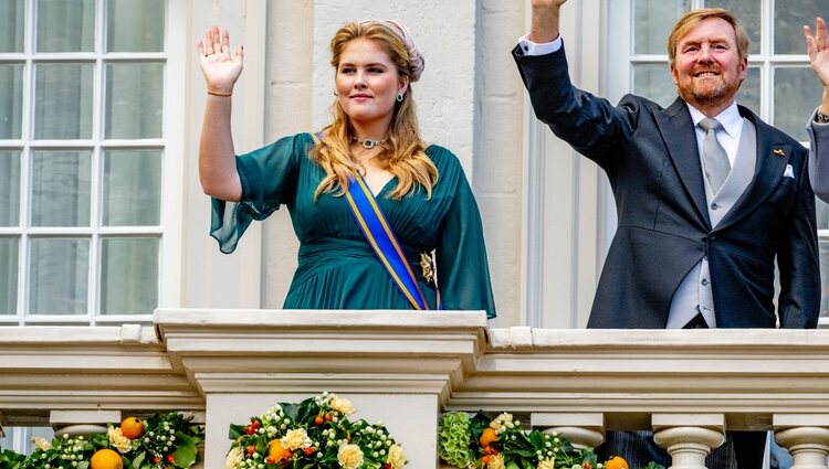 Amalia de Holanda en el Prinsjesdag con su padre