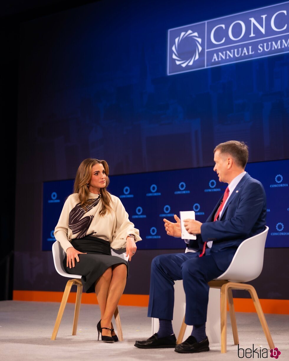 Rania de Jordania en Nueva York charlando en el encuentro de la ONG Concordia