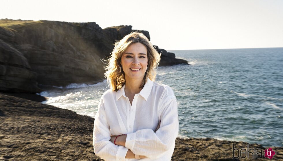 Sandra Barneda en los acantilados de Ajo, Cantabria