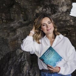 Sandra Barneda con su novela en Ajo, Cantabria