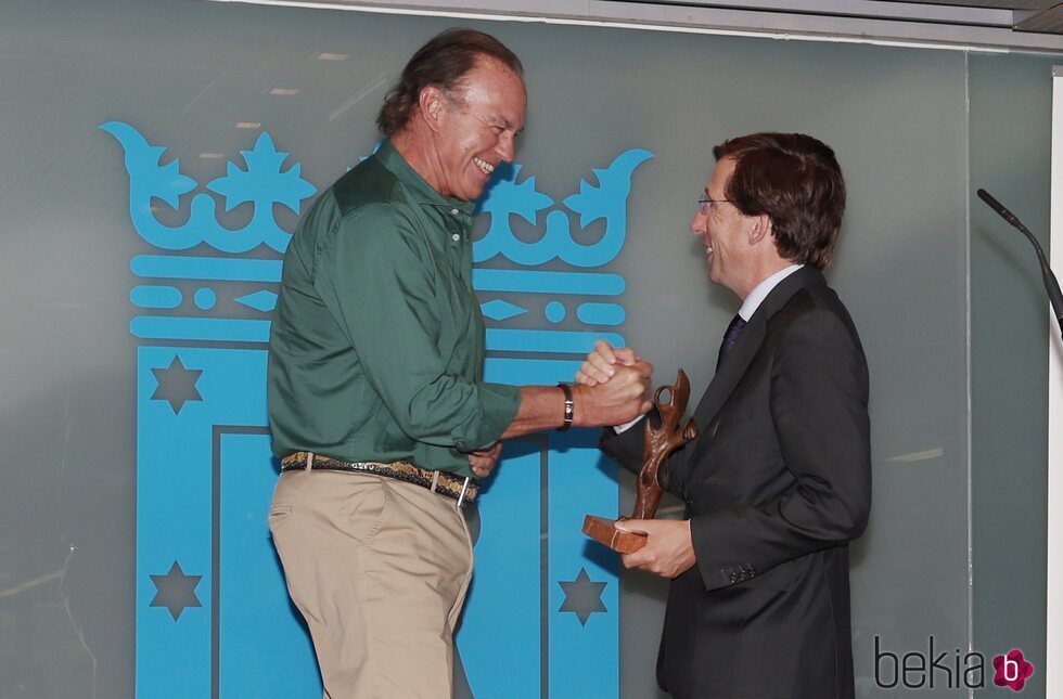 Bertín Osborne recibe el Premio ACPE de Periodismo Innovador 2022 de manos de Almeida