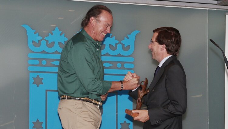 Bertín Osborne recibe el Premio ACPE de Periodismo Innovador 2022 de manos de Almeida