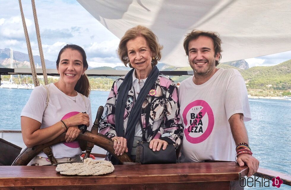 La Reina Sofía se convierte en voluntaria en las playas de Andratx