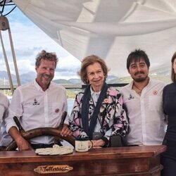 La Reina Sofía, con algunos voluntarios en las playas de Andratx