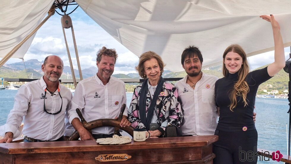 La Reina Sofía, con algunos voluntarios en las playas de Andratx