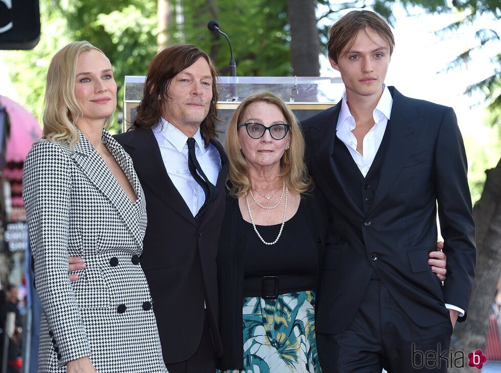 Norman Reedus recibe su estrella en el Paseo de la Fama de Hollywood acompañado de su novia, su madre y su hijo