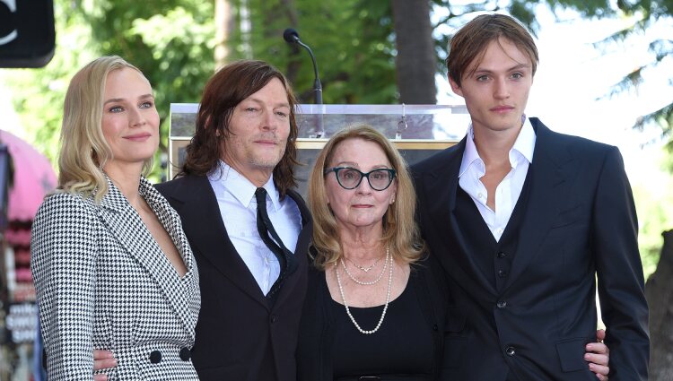 Norman Reedus recibe su estrella en el Paseo de la Fama de Hollywood acompañado de su novia, su madre y su hijo