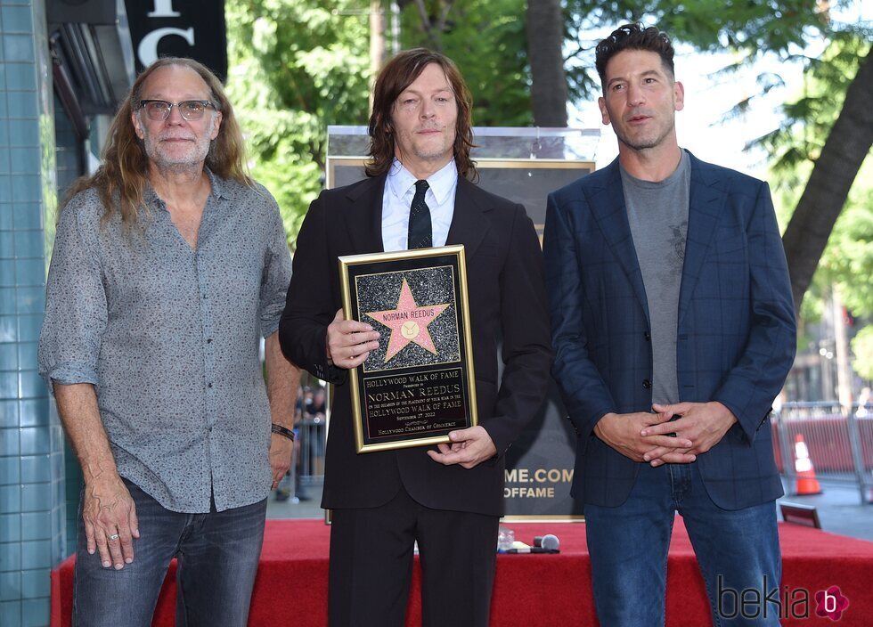 Norman Reedus recibe su estrella en el Paseo de la Fama de Hollywood acompañados de unos amigos