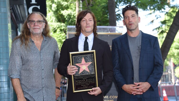 Norman Reedus recibe su estrella en el Paseo de la Fama de Hollywood acompañados de unos amigos