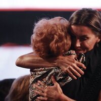 La Reina Letizia abrazando a Marujita, de la Fundación Grandes Amigos, que lucha contra la soledad