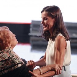 La Reina Letizia responde a una petición de una mujer en la clausura de la XIV convocatoria de proyectos sociales 'Euros de tu nómina'