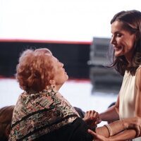 La Reina Letizia responde a una petición de una mujer en la clausura de la XIV convocatoria de proyectos sociales 'Euros de tu nómina'