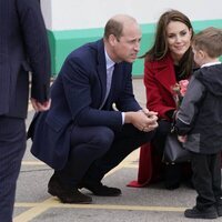 El Príncipe Guillermo y Kate Middleton con un niño en su primer acto como Príncipes de Gales