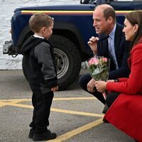 El Príncipe Guillermo y Kate Middleton, muy tiernos hablando con un niño en Gales