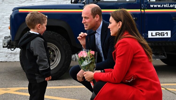 El Príncipe Guillermo y Kate Middleton, muy tiernos hablando con un niño en Gales