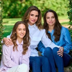 La Reina Rania de Jordania posando con sus dos hijas Iman y Salma