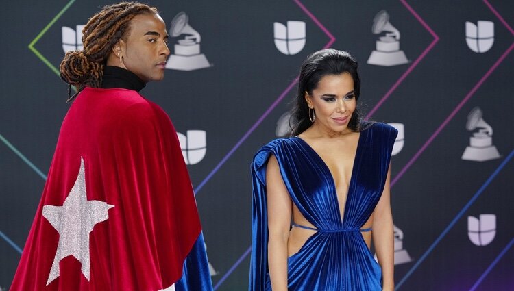 Yotuel Romero y Beatriz Luengo en los Latin Grammy 2021 en Las Vegas