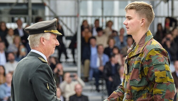 Gabriel de Bélgica recibe la boina azul para ingresar a la Real Academia Militar