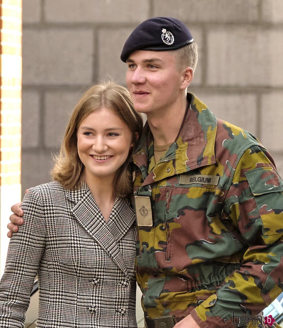 Gabriel de Bélgica recibe la boina azul para ingresar a la Real Academia Militar junto a su hermana Isabel de Bélgica