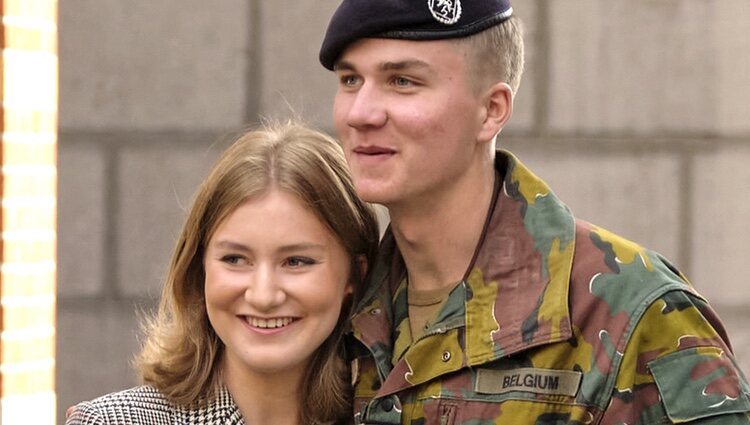 Gabriel de Bélgica recibe la boina azul para ingresar a la Real Academia Militar junto a su hermana Isabel de Bélgica