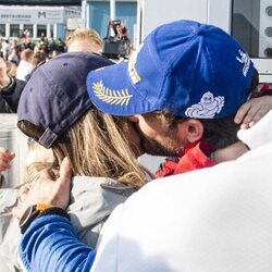 Carlos Felipe y Sofia de Suecia dándose un beso en la Porsche Carrera Cup