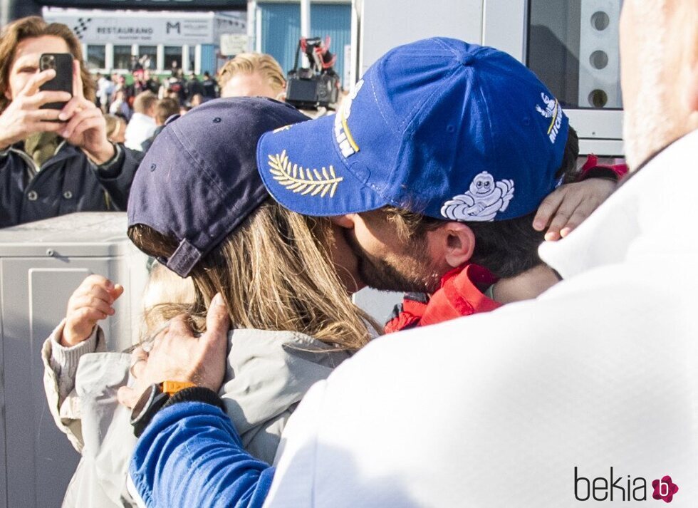 Carlos Felipe y Sofia de Suecia dándose un beso en la Porsche Carrera Cup