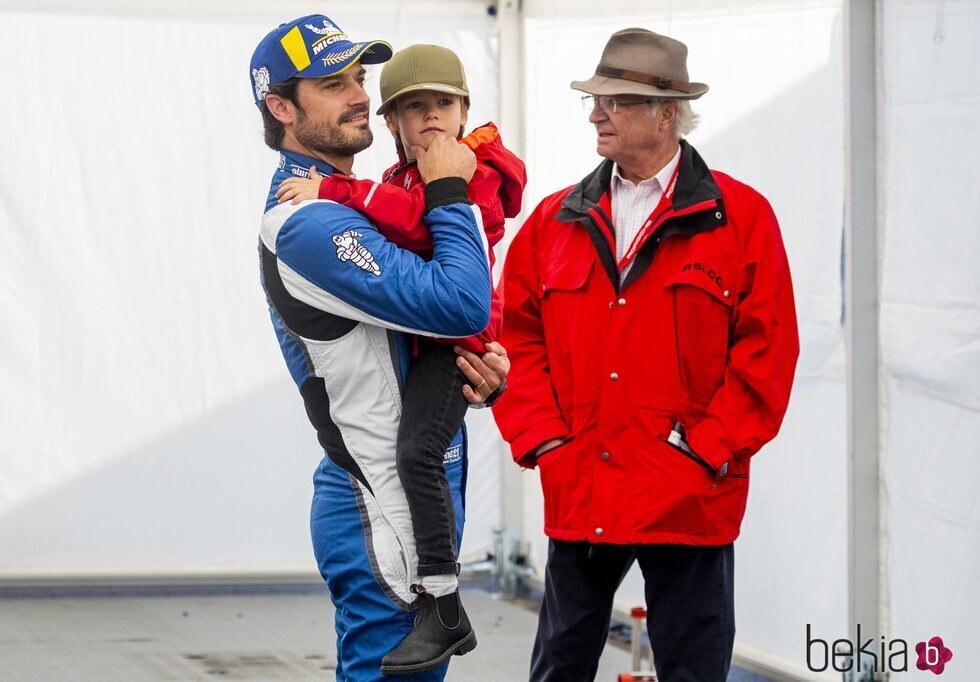 Carlos Gustavo de Suecia y Carlos Felipe de Suecia con su hijo Gabriel de Suecia en brazos en la Porsche Carrera Cup