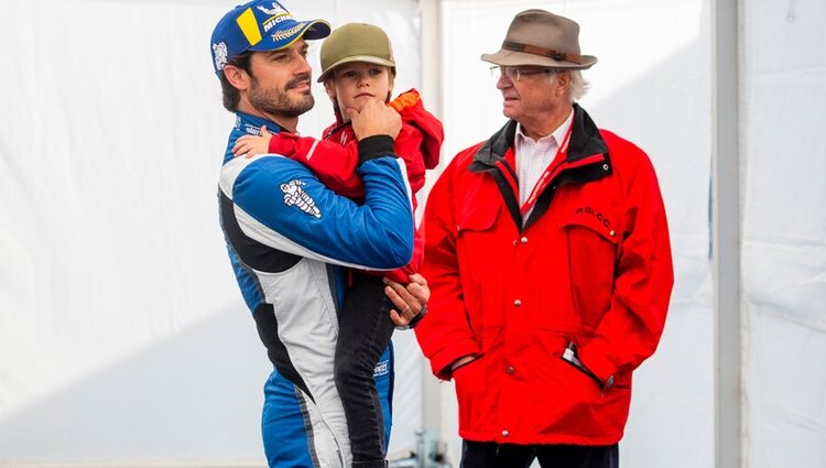 Carlos Gustavo de Suecia y Carlos Felipe de Suecia con su hijo Gabriel de Suecia en brazos en la Porsche Carrera Cup