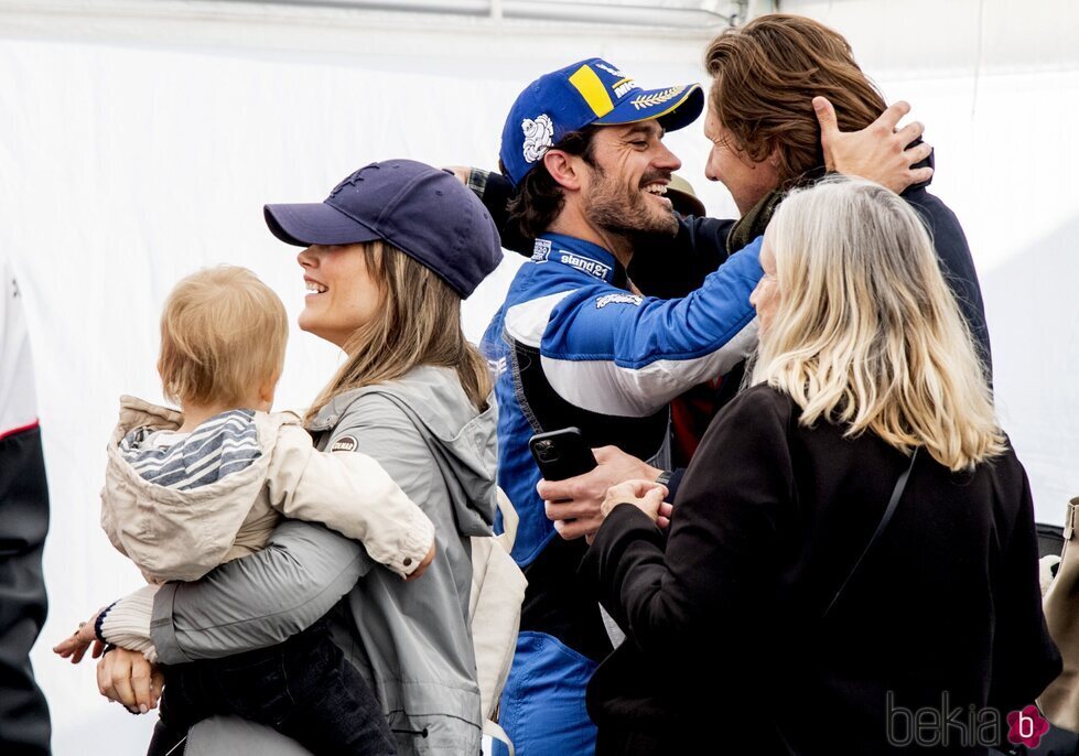 Carlos Felipe de Suecia abraza a su primo Patrick Sommerlath en la Porsche Carrera Cup