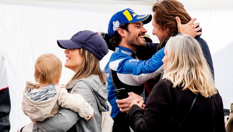 Carlos Felipe de Suecia abraza a su primo Patrick Sommerlath en la Porsche Carrera Cup