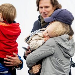 Carlos Felipe de Suecia, muy cariñoso con su hijo Gabriel mientras Sofia de Suecia sostiene a su hijo Julian en la Porsche Carrera Cup