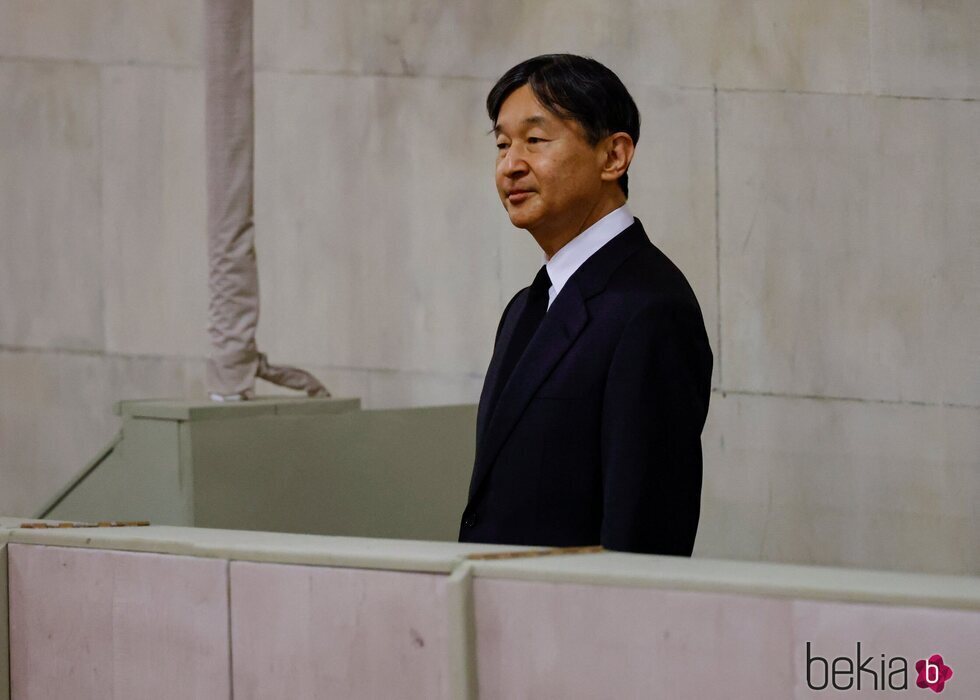 Naruhito de Japón en la capilla ardiente de la Reina Isabel II