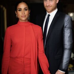 El Príncipe Harry y Meghan Markle posando antes del One Young World Summit en Manchester