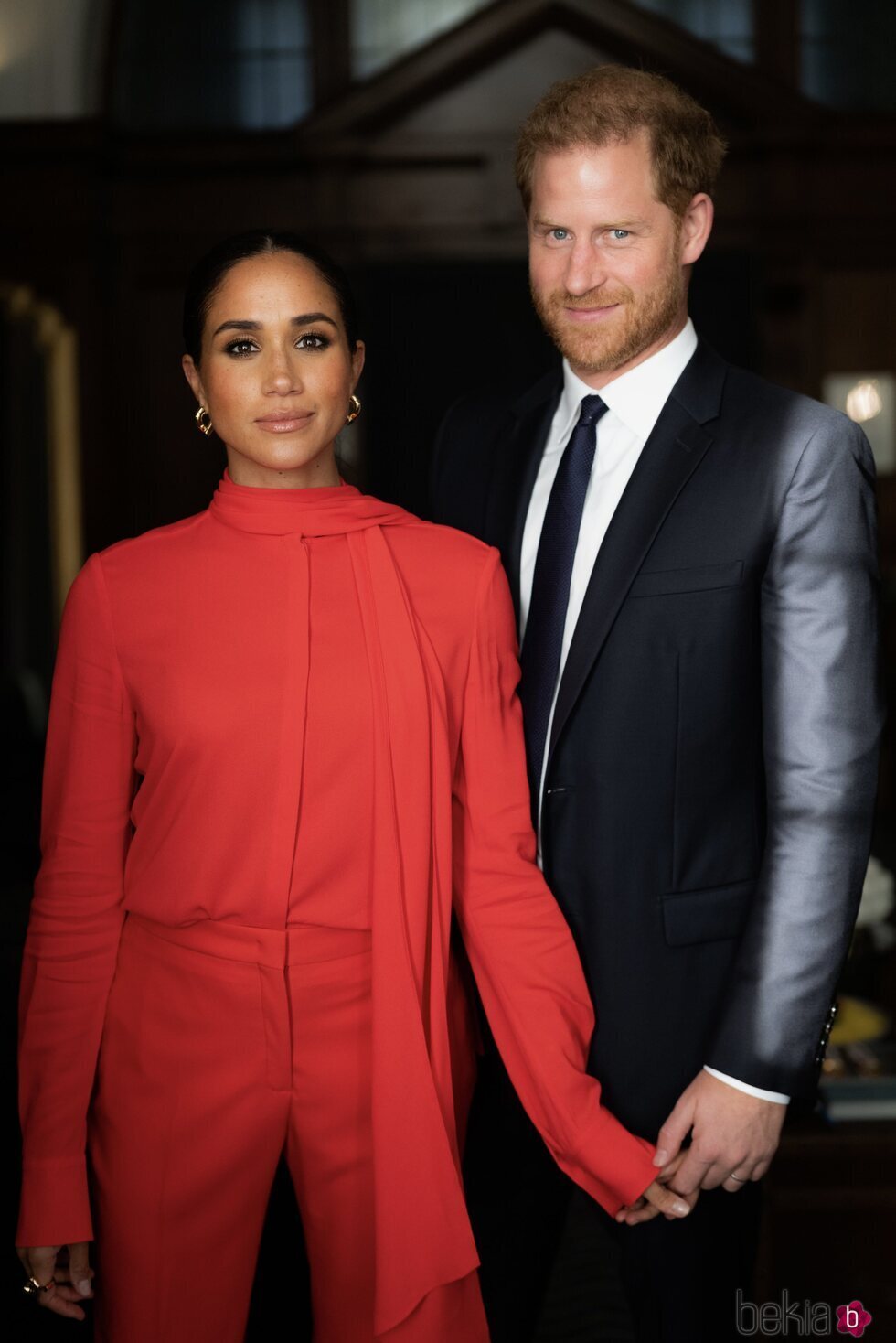 El Príncipe Harry y Meghan Markle posando antes del One Young World Summit en Manchester