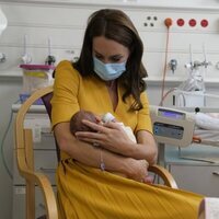 Kate Middleton con un bebé en brazos en el Royal Surrey County Hospital