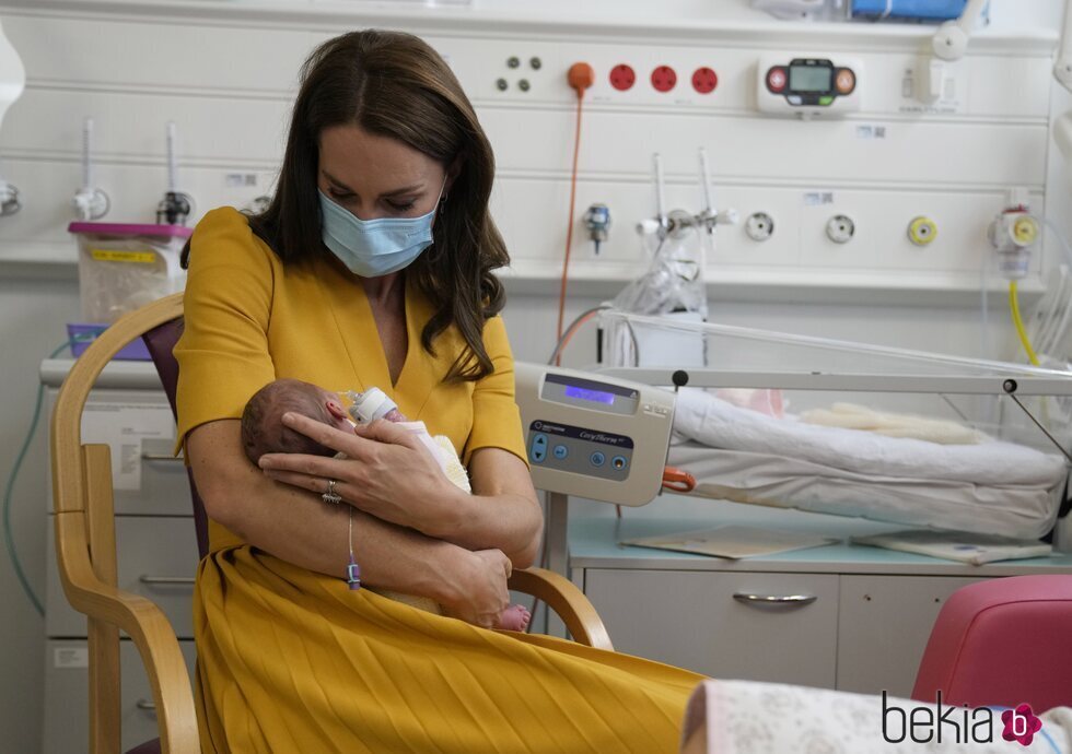 Kate Middleton con un bebé en brazos en el Royal Surrey County Hospital