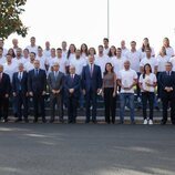 Los Reyes Felipe y Letizia posando con las selecciones masculina y femenina de waterpolo en una audiencia