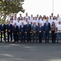 Los Reyes Felipe y Letizia posando con las selecciones masculina y femenina de waterpolo en una audiencia