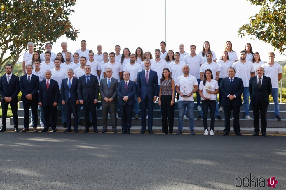 Los Reyes Felipe y Letizia posando con las selecciones masculina y femenina de waterpolo en una audiencia