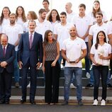 Los Reyes Felipe y Letizia con Miquel Iceta y las selecciones masculina y femenina de waterpolo