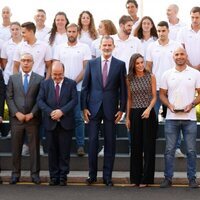 Los Reyes Felipe y Letizia con Miquel Iceta y las selecciones masculina y femenina de waterpolo