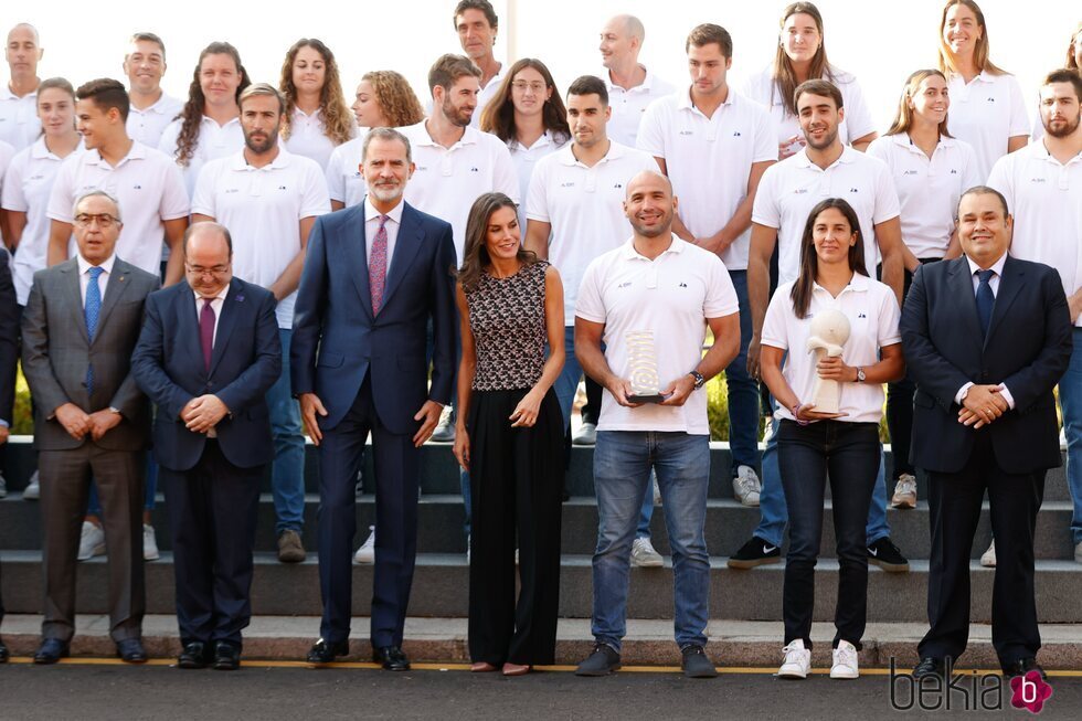 Los Reyes Felipe y Letizia con Miquel Iceta y las selecciones masculina y femenina de waterpolo