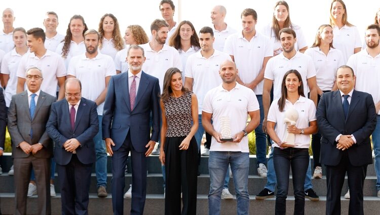 Los Reyes Felipe y Letizia con Miquel Iceta y las selecciones masculina y femenina de waterpolo