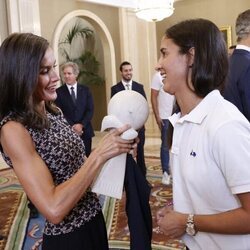 La Reina Letizia con el trofeo europeo ganado por la selección femenina de waterpolo