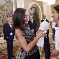 La Reina Letizia con el trofeo europeo ganado por la selección femenina de waterpolo