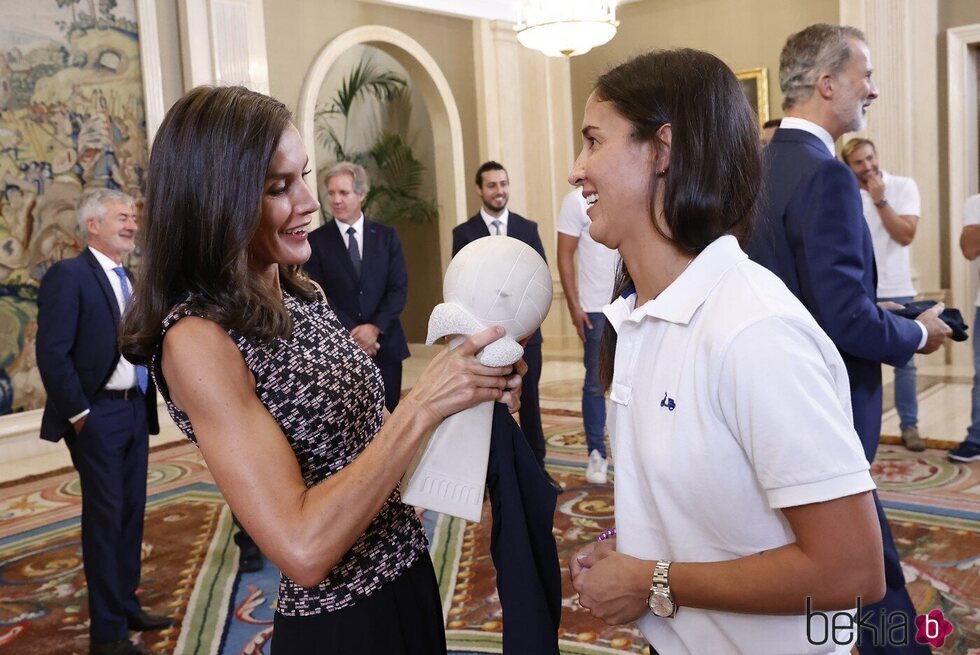 La Reina Letizia con el trofeo europeo ganado por la selección femenina de waterpolo