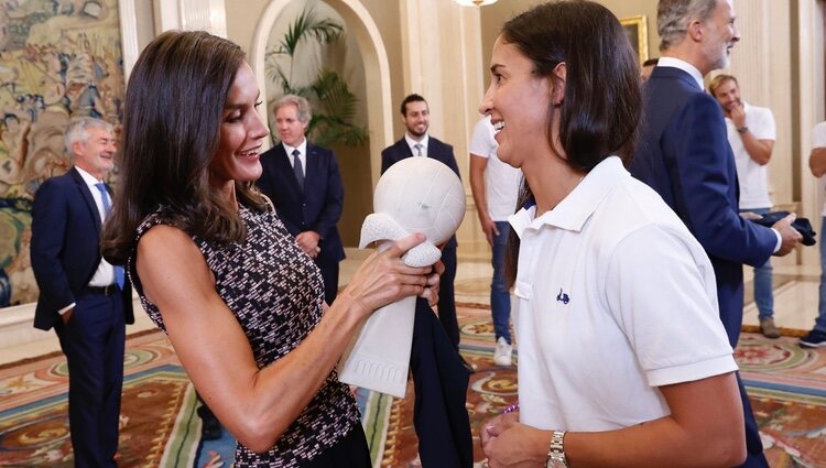 La Reina Letizia con el trofeo europeo ganado por la selección femenina de waterpolo