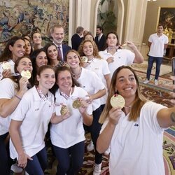 Los Reyes Felipe y Letizia haciéndose un selfie con las jugadoras de la selección femenina de waterpolo